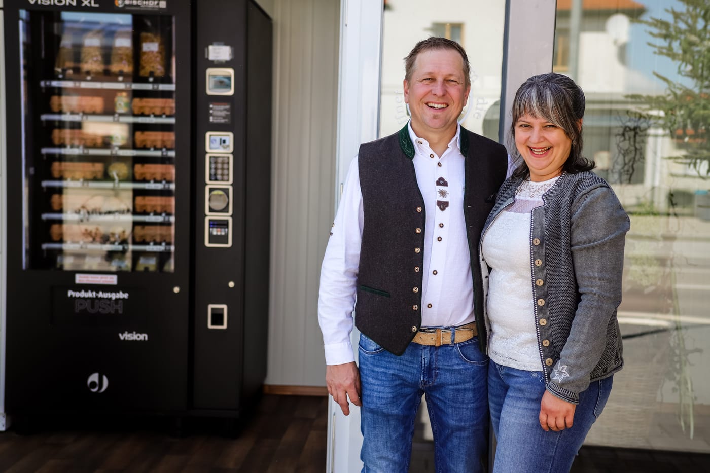 Martin und Marion Käsbohrer vor dem Verkaufsautomaten im Hoflädle